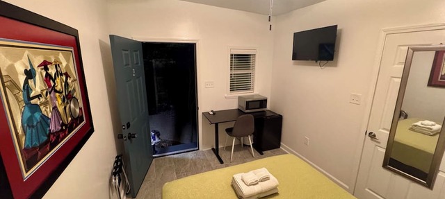 Charming Studio Cabin under Oak tree 2 mins walk to Magazine quiet neighborhood,