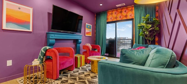 Broadway Bliss ★ Walk to Broadway! ★ 3 Bedroom DT condo ★ Pool, Gym, Fire Pits