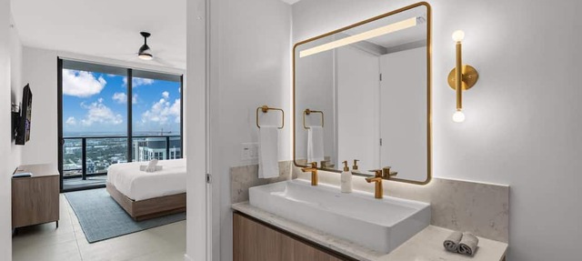 Sky-High Views & Pool – Steps from Miami Arena