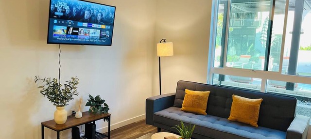 Home in Hollywood ,free parking , gym ,jacuzzi ,Rooftop, best location