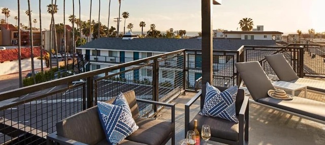 Stylish Room with Sunset & Beach Views – Swimming Pool to Unwind!