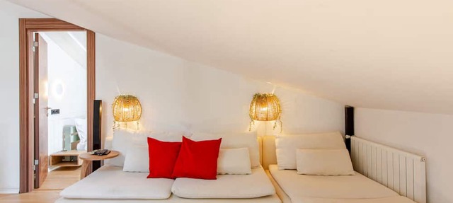 Modern Couples Attic apt w/terrace near coffeeshop