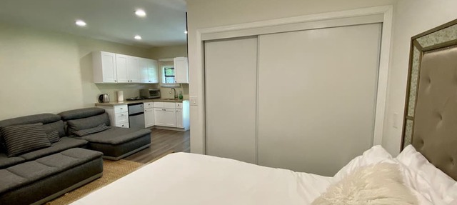 Guest suite near La Cienega Park Beverly Hills. 5 min to LACMA, and Rodeo Drive