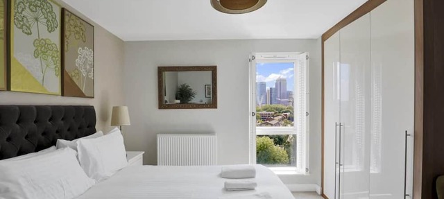 Stylish Canal-Side 2BedRoom with Balcony - 5min to Canary Wharf