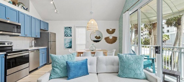 Nantucket Cottages Crystal Beach 7A: Pet-friendly w/Gulf views, steps from the beach.