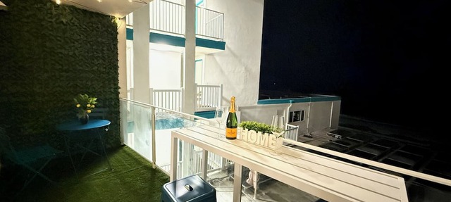 Oceanfront 1 BR w/Pool and Heated Pool