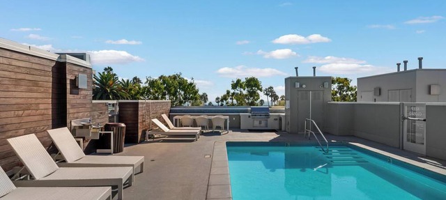Beryl Breeze' Rooftop Pool Ocean View Cozy 2BR 1 Block to Beach