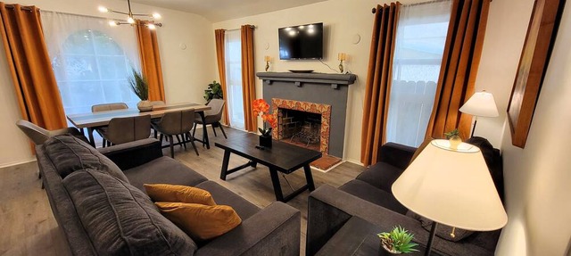 Spacious 3 bedroom apt. Walk to markets, Game console, 10 min to Rodeo Drive!