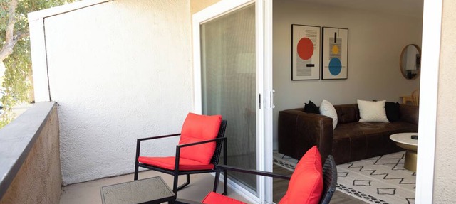 King Bed, Hottub, Pool, Parking, W/D, AC