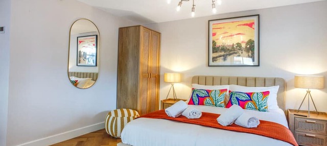 Superb Location! Spacious modern Studio By River