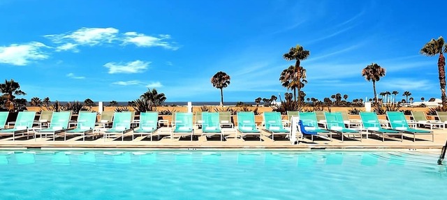 Pet-Friendly Beach Bliss! Just Steps to the Beach, Relaxing Outdoor Pool