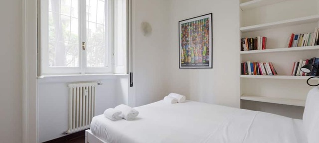 GuestHost - Modern 50 sqm flat, for 4 people, on the mezzanine ground floor (stairs to access) of a building WITHOUT lift.The property is located only 400 m from the ‘Amendola’ stop of the underground Red Line (M1) leading directly to the Duomo. Amen