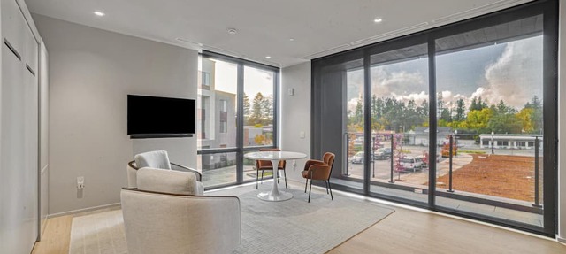 Luxury new studio in downtown Healdsburg with WiFi, AC, Poolhouse/Fitness Center