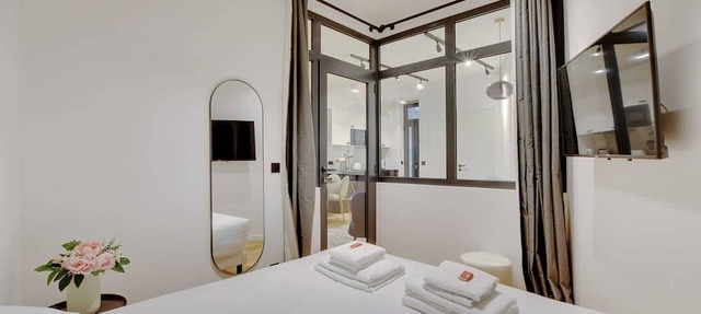 Authentic apt - 2BR/6P - Rue des Martyrs - Opéra