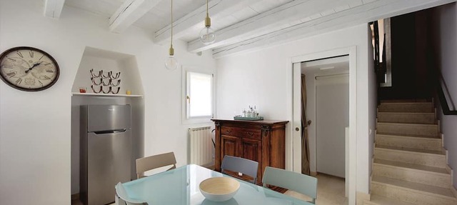 A Cozy Home Close to the Magic of Venice!A bright, fully renovated apartment offering a unique opportunity to experience Venice without being overwhelmed by the tourist hustle and bustle. Located in a strategic spot in Mestre, just a one-minute walk from