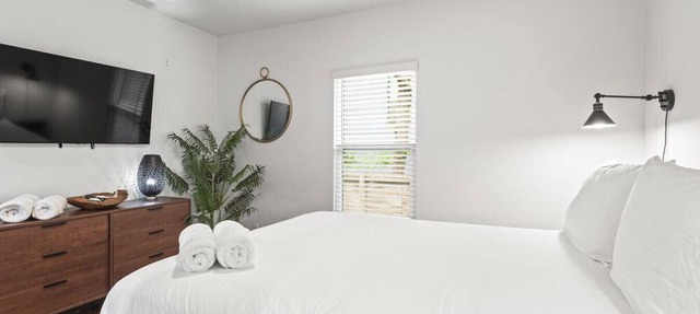 Hot Tub | Fully-Fenced Yard |The Bubbly Suite