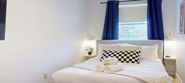 Casa Hotels: Elegant 2BR Suite in Leslieville