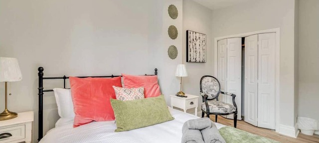 Casa Hotels: Chic Suite w Fireplace Leslieville