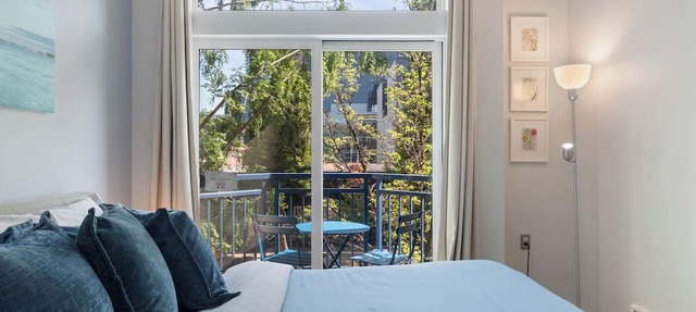 Charming 1 Bedroom Condo with Parking & Pool!