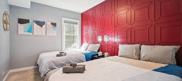Wrigleyville 2BR w/Parking, Firepit & Workspace for Remote Work