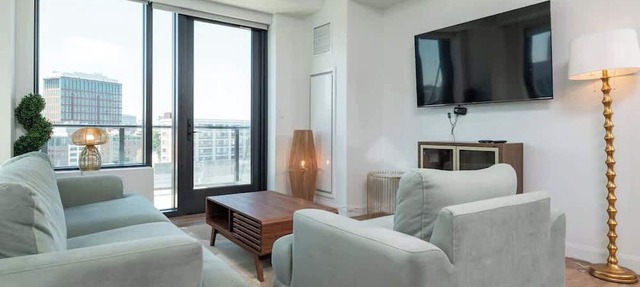 Luxury Apartment w King Bed, Shared Pool & Rooftop
