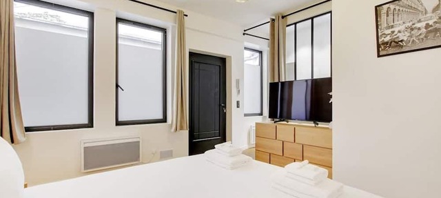 An Atypical 1-BR in Place Vendôme Tuileries