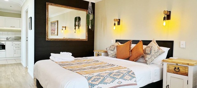 *Free parking, balcony, pool and spa*