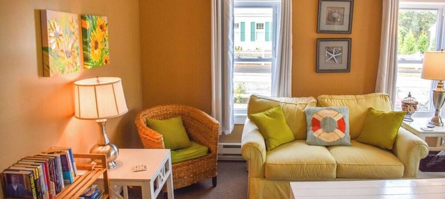 Quintessential Cape Cod condo, .4 miles to the beach