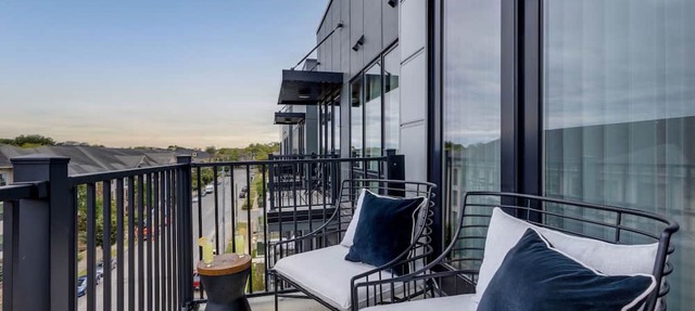 Chic Midtown Penthouse Escape - Pool, Gym, Patio with City Views