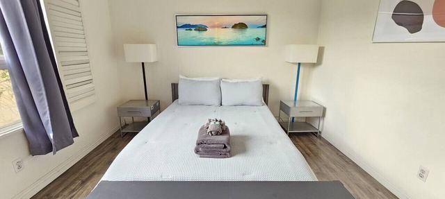 Private condo with cozy beach vibes in Venice!