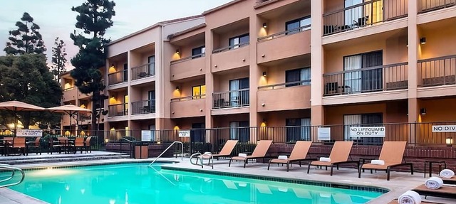 2 Spacious Rooms Near Dignity Health Sports Park – Ideal for Sports Fans
