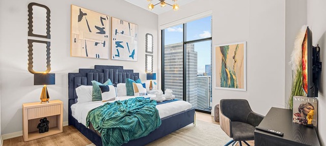 Emerald Grand: 27th Floor Penthouse in ATL | 14ft Ceilings, FIFA & Skyline Views