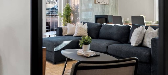 Sleeps 10, 3bed/3bath + outdoor space + subway