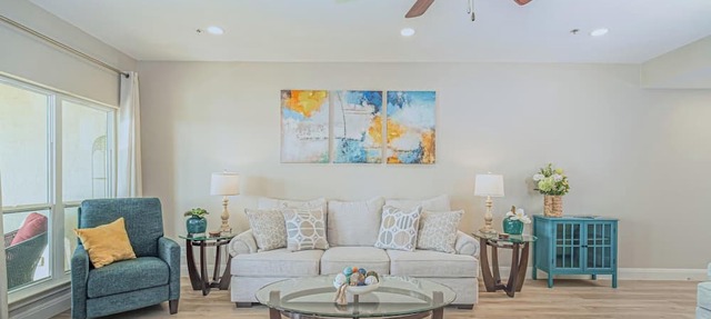 Spacious 3BR Lakefront Sunset Condo w/Restaurant