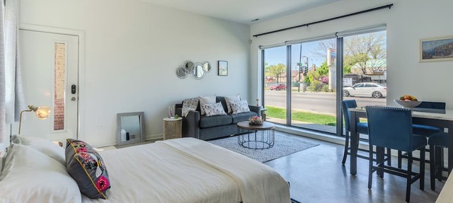 Modern Deluxe Studio Suite in lovely Oak Park!