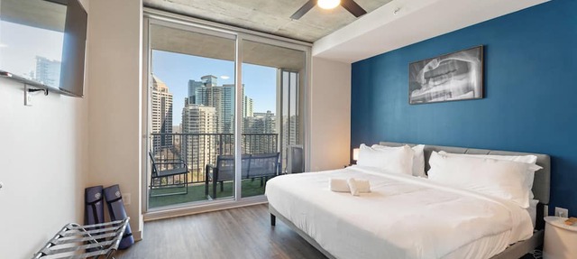 19th Floor Midtown Sky Suite | Free Parking | Gym