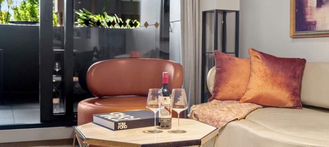 Luxury 2B2B Albert Park Lakeside Apartment w/Car Park, Pool, Sauna & Gym