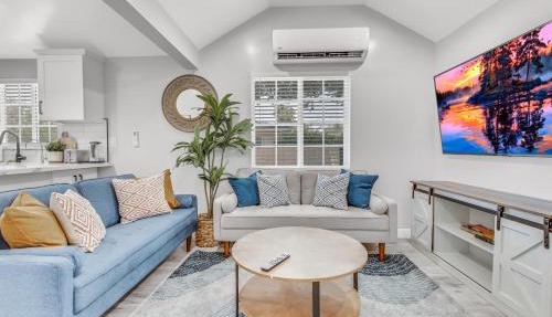 Cozy Charming Blue Cottage Retreat for Your Stay!