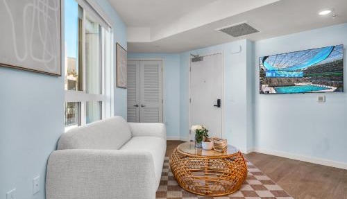 Heart of Santa Monica Promenade Studio Free Parking