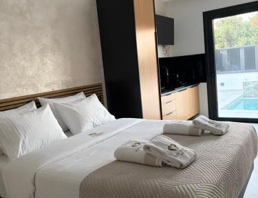 Black Diamond Airport Luxury Pool Suites