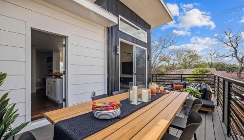 Luminous Renovated Cottage Near Downtown