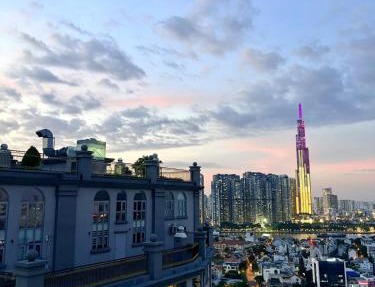 Luxury 2BR Apartment with Landmark 81 View