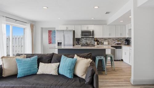 Be A Nomad -1 Min to Jacksonville Beach - 2 Bed 2 Bath - Sleeps 6 Free Parking