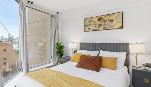 Stylish Yorkville 1BR Den Condo Sleeps 5