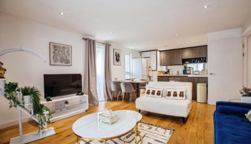 Luxury 2BDR close to station sleeps 5