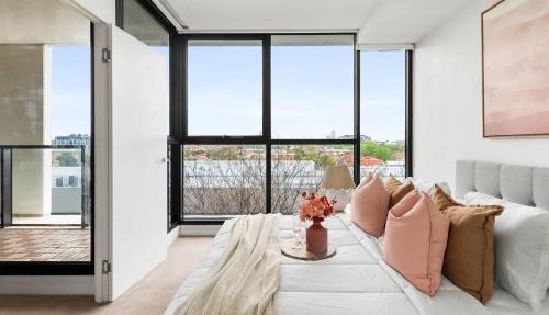 Bright 2BR Apartment Close to the Yarra