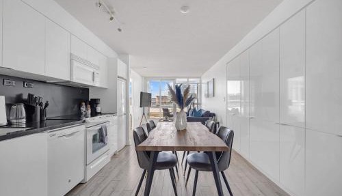 Sleek Downtown Oasis Modern Retreat in Toronto