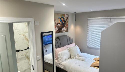 Modern Serene Apartments Near O2 & Central London with Free On-Site Parking and Baby Cot