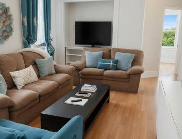 Spacious 4BR Near Subway, Sleeps 8per Easy Access to Downtown Boston