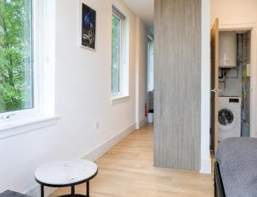 Cozy Studio Apartment - 7 Minutes Drive to Heathrow Airport Terminal 4 - Unlimited Wi-Fi - Sleeps 2 - Paid Parking